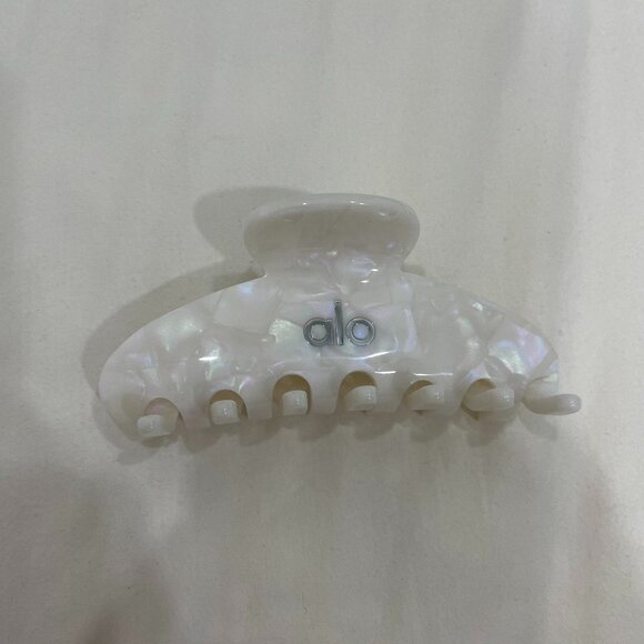 Alo 90's Claw Clip in white pearl - Picture 1 of 5